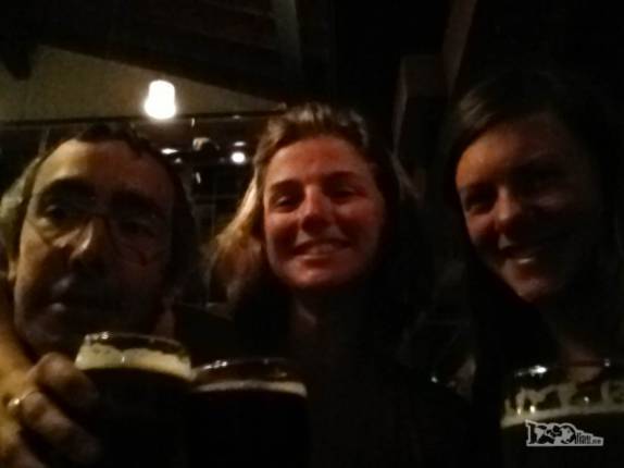 Um brinde ao reencontro com a Rowan, na Cervejaria Antares, em Bariloche, na Argentina